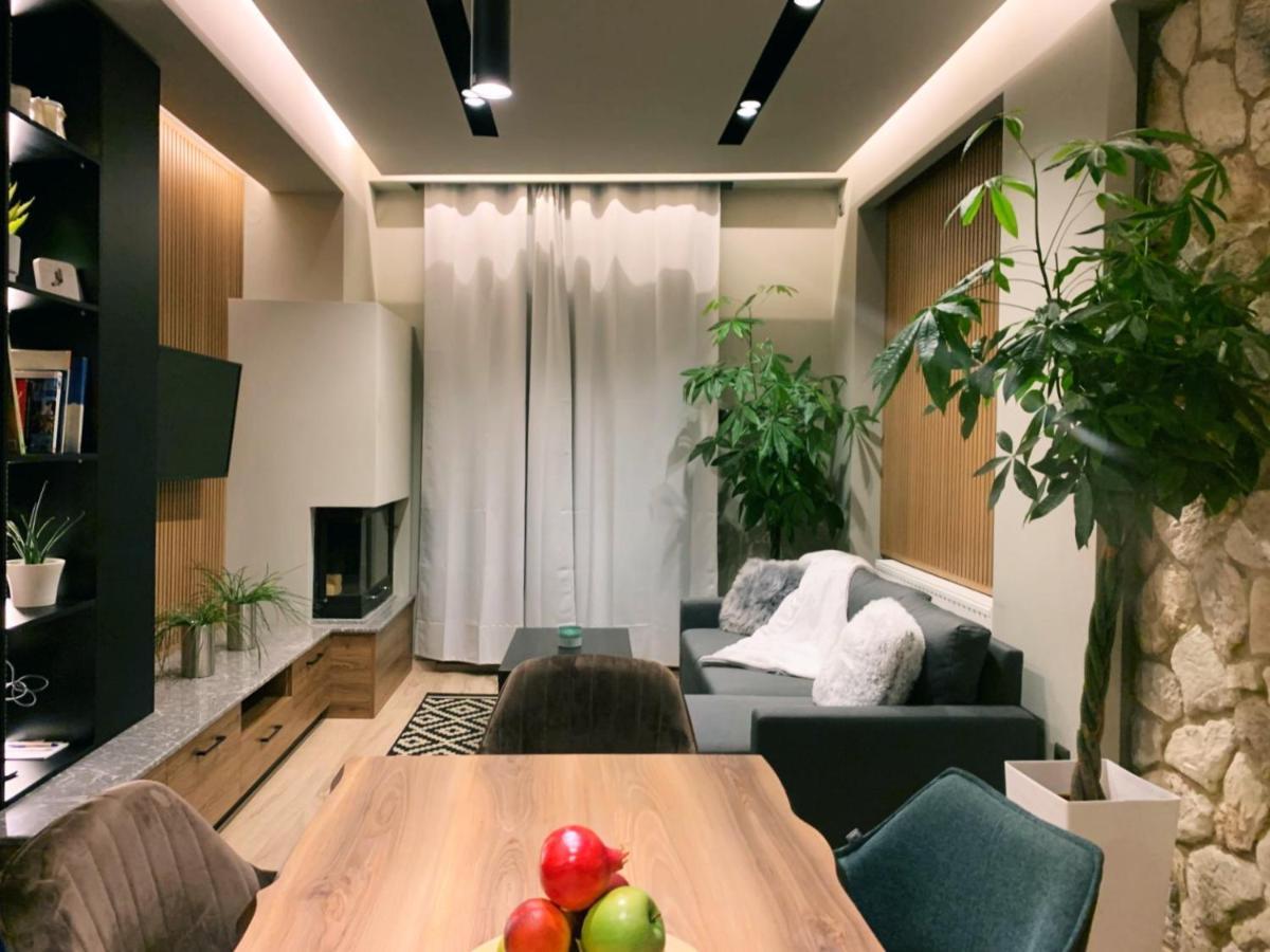 Luxury Townhouse Suite Larissa Bagian luar foto